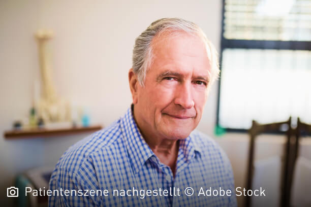 Zuversichtlich lächelnder älterer Mann: Umso besser sich Ärztinnen und Ärzte mit Mastozytose auskennen, umso gezielter können sie ihre Patienten behandeln.
