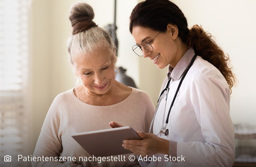 Ältere Frau 70+ hört einer Ärztin aufmerksam zu: Systemische Mastozytose tritt in verschiedenen Formen und mit unterschiedlichen Symptomen auf.
