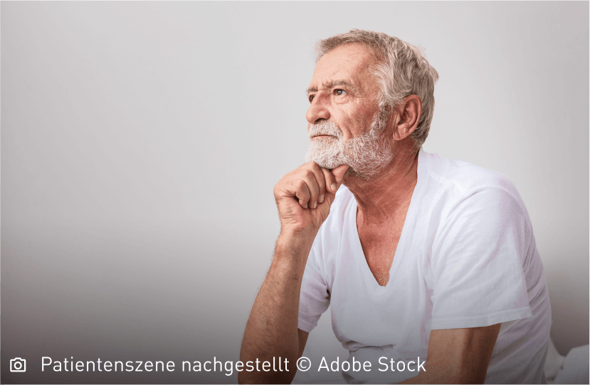 Älterer Mann im Seitenprofil, der seinen Kopf nachdenklich aufstützt: Die Diagnose der Mastozytose ist oft langwierig.
