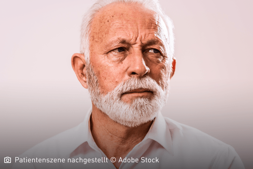 Fragend schauender Mann 70+: Nur wenige kennen die Erkrankung Systemische Mastozytose.