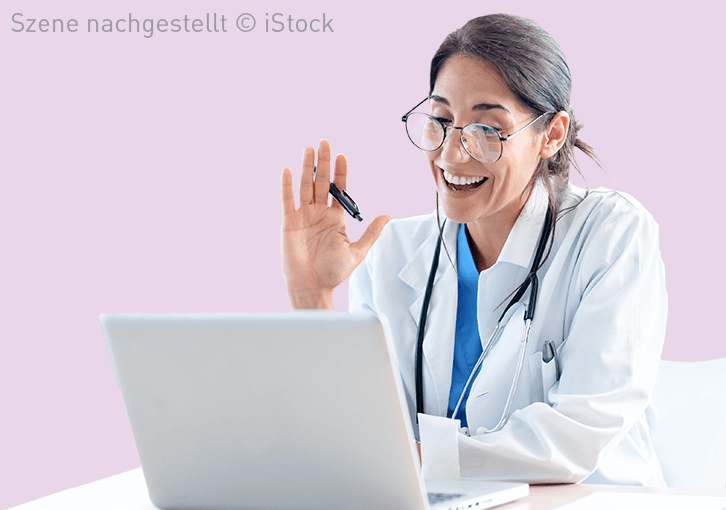 Junge Ärztin führt ein Online-Meeting an ihrem Laptop